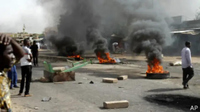 Des manifestants brûlent des pneus et ferment l'autoroute vers les villes du nord, à Kadro, à 25km du centre de Khartoum, le 25 septembre 2013.