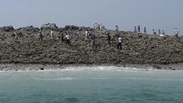 یہ جزیرہ پدریز کے ساحل سے ایک کلومیٹر سے بھی کم فاصلے پر ابھرا اور اس کی اونچائی ایک سو فٹ اور لمبائی دو سو پچاس فٹ کے قریب ہے۔