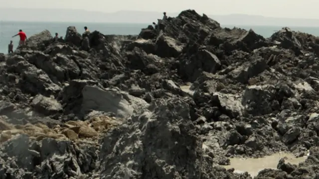 ماہرین کے مطابق مکران کی ساحلی پٹی میں مٹی کے آتش فشاں موجود ہیں اور جب زلزلے کے بعد میتھین گیس کا دباؤ بڑھتا ہے تو اس طرح کے جزیرے نمودار ہوتے ہیں