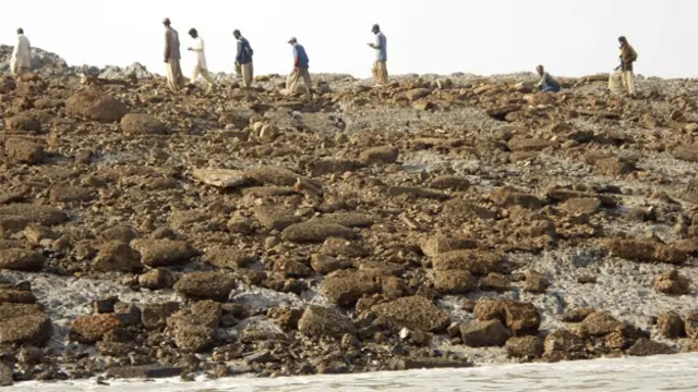 اچانک نمودار ہونے والے اس جزیرے پر جانے والوں کا سامنا گرم کیچڑ اور چٹانوں سے ہوا