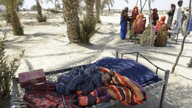 متاثرین کی بڑی تعداد نے زلزلے کے بعد پہلی رات کھلے آسمان تلے ہی گزاری تھی