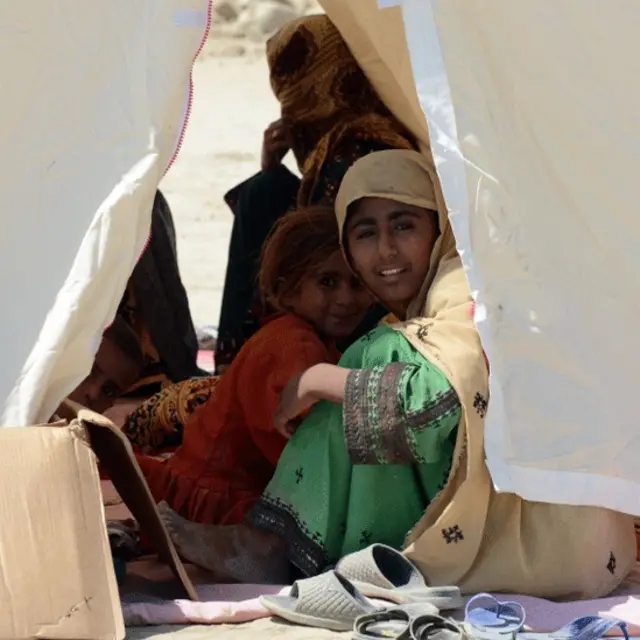 کچھ ’خوش قسمت‘ متاثرین کو خیمے بھی مل گئے ہیں