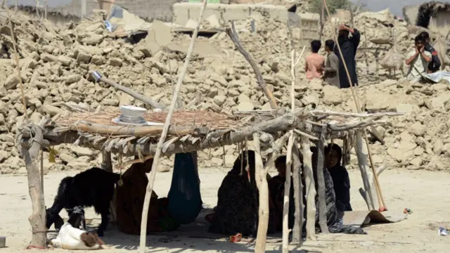 یہ افراد اب اپنے منہدم شدہ کچے مکانات کے باہر عارضی مچانیں ڈال کر موسم کی شدت کا مقابلہ کر رہے ہیں