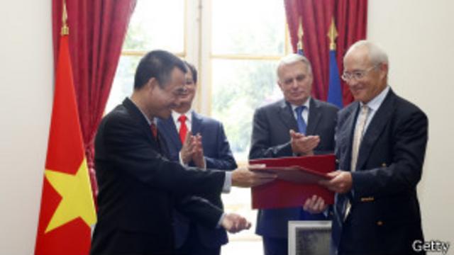 Đơn hàng được ký với sự chứng kiến của thủ tướng Việt Nam và Pháp