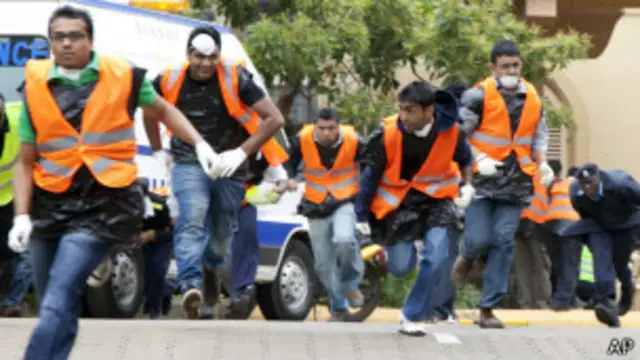 Волонтеры и полиция бегут от стрельбы