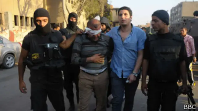 السلطات تقول إنها تعتقل "إرهابيين ومجرمين" فقط في كرداسة