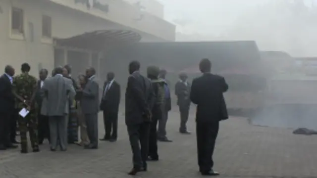 Expertos investigan el lugar del atentado en Nairobi