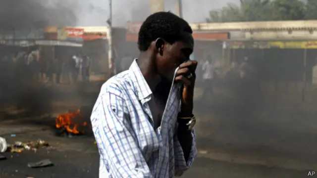 يعترض المتظاهرون على قرار حكومي برفع الدعم عن الوقود