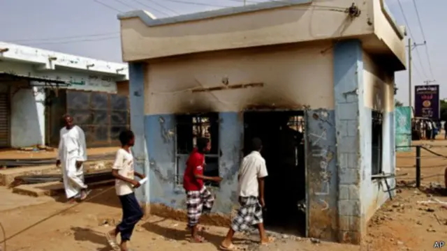 نقطة تفتيش تابعة للشرطة أضرمت بها النيران مساء الثلاثاء