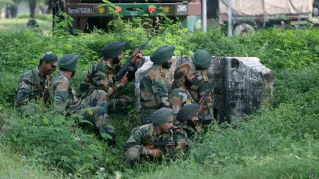 मोर्चा संभाले भारतीय सेना के जवान