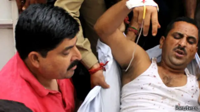 زخمی پولیس اہلکاروں کو مقامی ہسپتال منتقل کر دیا گیا