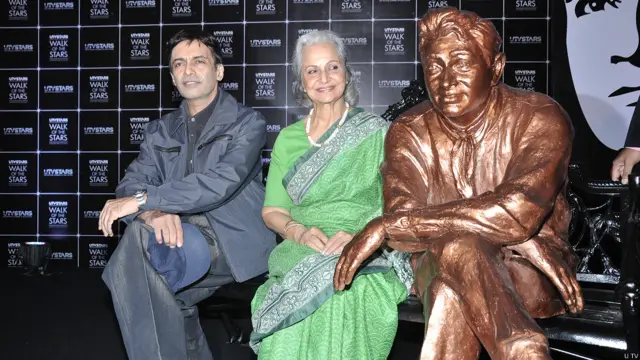 पिछले साल तीन दिसंबर को देव आनंद की पहली पुण्यतिथि के मौके पर मुंबई में उनकी मूर्ति का अनावरण किया गया. इस मौके पर कई फ़िल्मों में उनकी अभिनेत्री रही वहीदा रहमान और देव आनंद के बेटे सुनील आनंद मौजूद रहे.