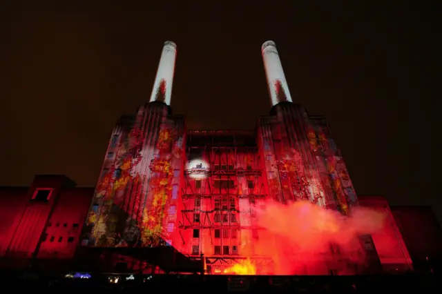 1983年，电厂的发电机熄火停用后，厂房一直闲置。但是，它的高大宏伟的机房建筑，特别是四根高耸的白色烟囱，成了伦敦最著名的地标之一。