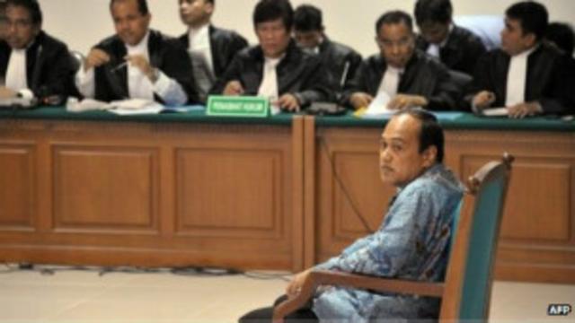 现在，印尼再次出现严重的官员腐败现象。今年9月，警察总监、两星将军佐科（Djoko）被控接受1300万美元的贿赂，罪名成立，获刑10年。