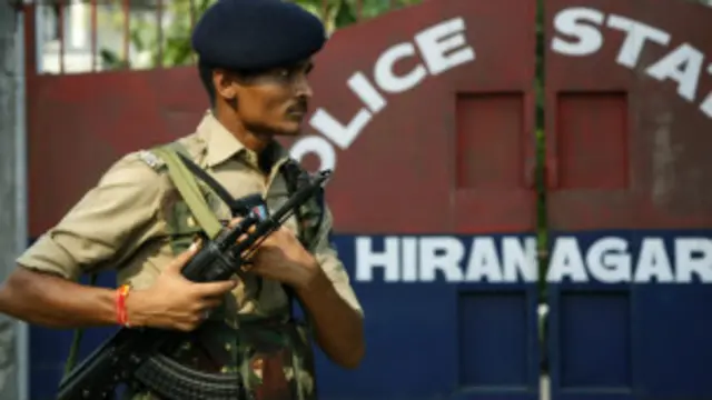 जम्मू और कश्मीर में चरमपंथी लगातार पुलिस और सेना को निशाना बना रहे हैं.