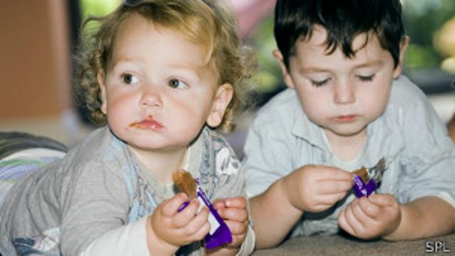Niños comiendo chocolate