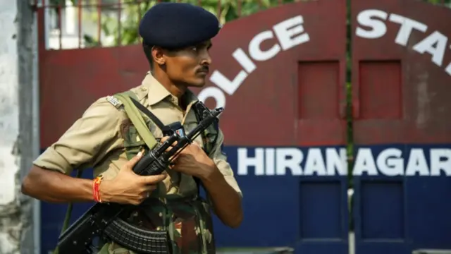 بھارت کے زیرانتظام جموں کشمیر کے جموں خطے میں دو الگ الگ مقامات پر مسلح حملوں کے نتیجے میں فوج کے مطابق اب تک ایک فوجی افسر اور دو شہریوں سمیت نو افراد ہلاک ہوگئے ہیں