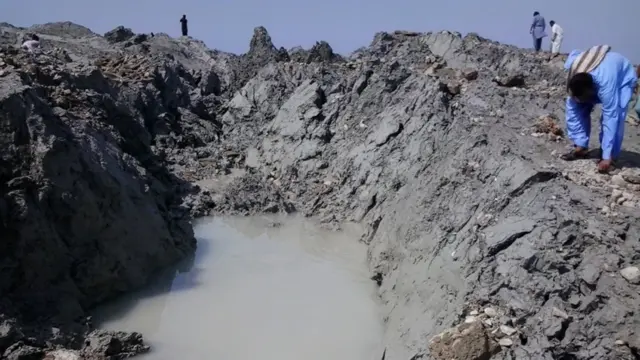 پاکستان میں سمندری علوم کے ادارے نیشنل انسٹی ٹیوٹ آف اوشِناگرافی کے ڈائریکٹر جنرل اے آر تبریز کے مطابق مکران کی ساحلی پٹی میں سمندر کی تہہ میں بہت سے ارضیاتی رخنے (جیولاجیک فالٹس) ہیں اور یہاں اگر زلزلہ آتا ہے تو جزائر نمودار ہو سکتے ہیں اور زلزلہ نہ بھی آئے اور سائزمِک سرگرمیاں ہوں تو اس صورت میں بھی جزائر نمودار ہو سکتے ہیں