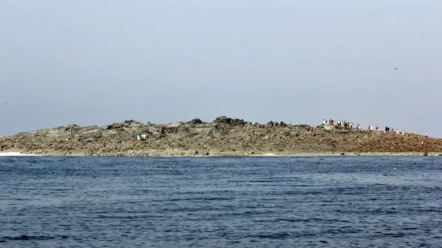 پاکستان کے صوبہ بلوچستان میں منگل کو زلزلے کے بعد ساحلی پٹی میں مزید دو جزائر کے نمودار ہونے کی اطلاعات ملی ہیں اور متعلقہ سرکاری ادارے نے اس کی تصدیق کے لیے ماہرین کی ٹیم روانہ کر دی ہے۔ منگل کو جزیرہ نموادر ہونے کے بعد لوگوں کی بڑی تعداد اس کو دیکھنے کے لیے جا رہی ہے۔