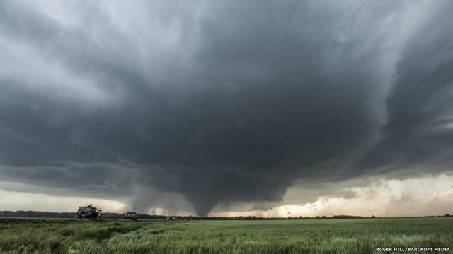 O americano Roger Hill percorreu milhares de quilômetros em busca de fenômenos climáticos extremos nos Estados Unidos.