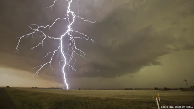 O americano Roger Hill percorreu milharesbest 65 apostaquilômetrosbest 65 apostabuscabest 65 apostafenômenos climáticos extremos nos Estados Unidos.