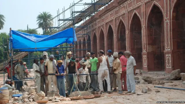 Quỹ Aga Khan Trust và cơ quan Khảo cổ Ấn Độ đã phải tuyển cả nhóm thợ từ Uzbekistan, quê hương của người lập ra triều đại Hồi giáo Mughal, Babur. Họ đã truyền nghề cho các thợ Ấn Độ khác.
