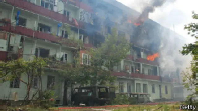 Поврежденное огнем здание в Гори