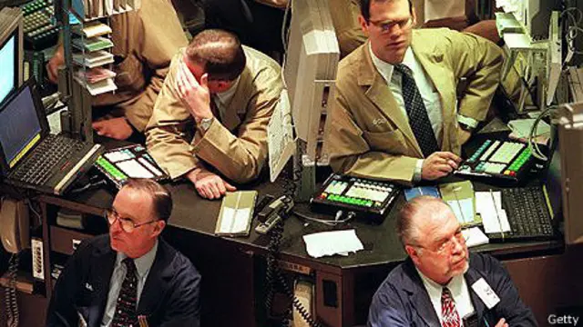 hombres en una oficina