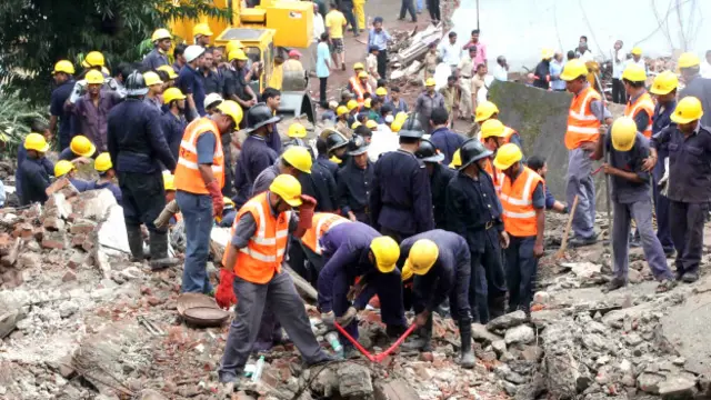 घटनास्थल पर राहत और बचाव कार्य में लगे कर्मचारी