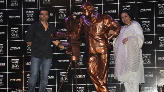 पिछले साल एक समारोह में यश चोपड़ा की मूर्ति का अनावरण किया गया. इस मौके पर उनकी पत्नी पामेला चोपड़ा और बेटे उदय चोपड़ा मौजूद रहे.