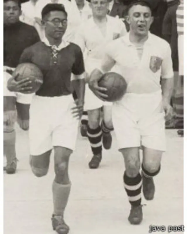 Achmad Nawir (kiri, kapten) dan pemain Belanda.