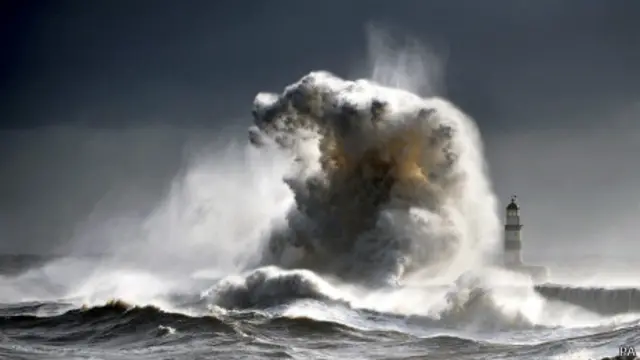 Onda gigante no litoral britânico, em Durham. Foto: PA