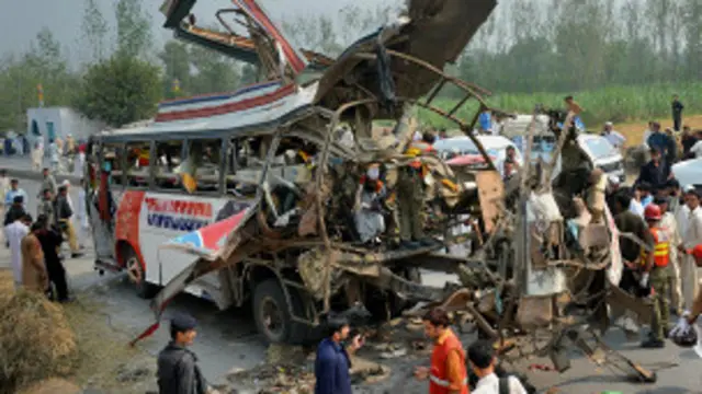 सरताज ख़ान का परिवार जिस बस में सवार था वह क़िस्सा-ख़्वानी बाज़ार से गुज़रते हुए बम की चपेट में आ गई