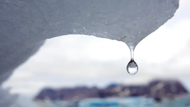 बर्फ से पिघलती एक बूँद