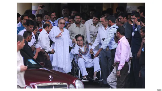 
हिंदी फिल्मों के मशहूर अभिनेता दिलीप कुमार पिछले दिनों बीमार थे और मुंबई के लीलावती अस्पताल में भर्ती थे. गुरुवार को उन्हें अस्पताल से छुट्टी मिल गई. उनके साथ उनकी पत्नी सायरा बानो नज़र आ रही हैं. 90 वर्षीय दिलीप कुमार दिल की बीमारी की वजह से पिछले दस दिन से लीलावती अस्पताल के गहन चिकित्सा कक्ष में भर्ती थे.
