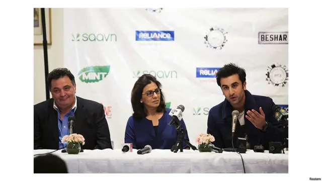 अपनी फिल्म ‘बेशरम’ के प्रमोशन के लिए न्यूयॉर्क पहुंचे रणबीर कपूर अपने पिता ऋषि कपूर और मां नीतू कपूर के साथ प्रेस कॉन्फ्रेंस में. 