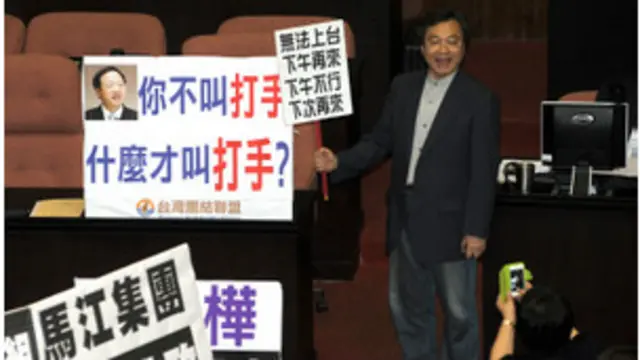 民進黨立委佔據立法院講台