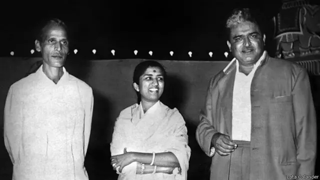(बाएँ से: कवि प्रदीप, लता मंगेशकर और संगीतकार सी रामचंद्र)