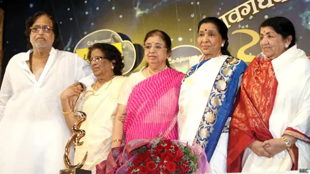 (अपने परिवार के साथ एक समारोह के दौरान लता मंगेशकर)