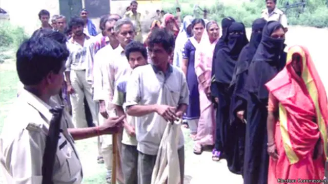 भारत में चुनाव सुधार का श्रेय टी.एन. शेषन को जाता है.