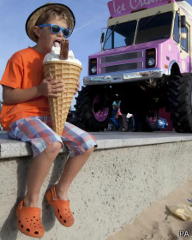 Chico comiendo un helado enorme