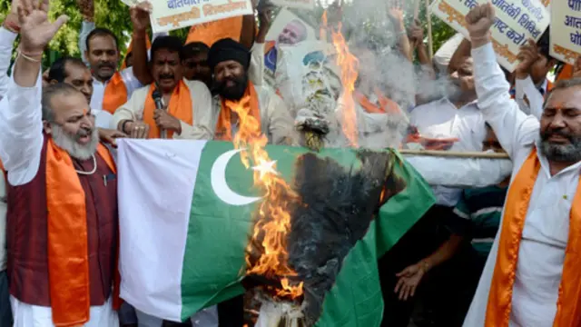 هندو های افراطی پرچم پاکستان را به آتش می کشند. یک سیک هم در جمعیت دیده می شود.