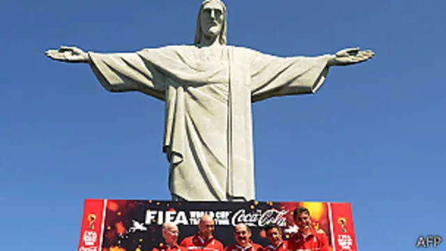 Mario Jorge Lobo Zagalo, Roberto Rivelino, Amarildo y Bebeto ante el Cristo Redentor