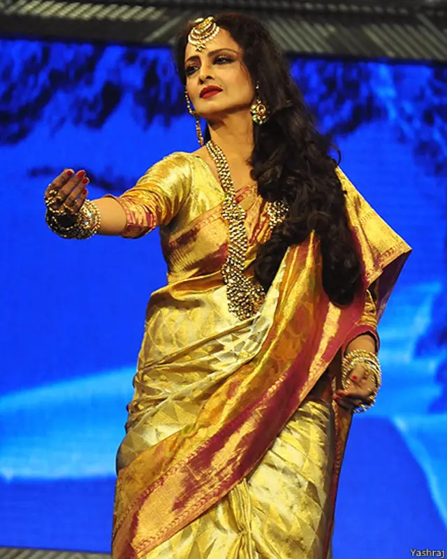 یش راج فلمز کی فلم ’سلسلہ‘ کے مشہور گیت ’یہ کہاں آ گئے ہم‘ جیسے ہی شروع ہوا اداکارہ ریکھا نے ریمپ پر 80 کی دہائی کو ایک بار پھر زندہ کر دیا۔