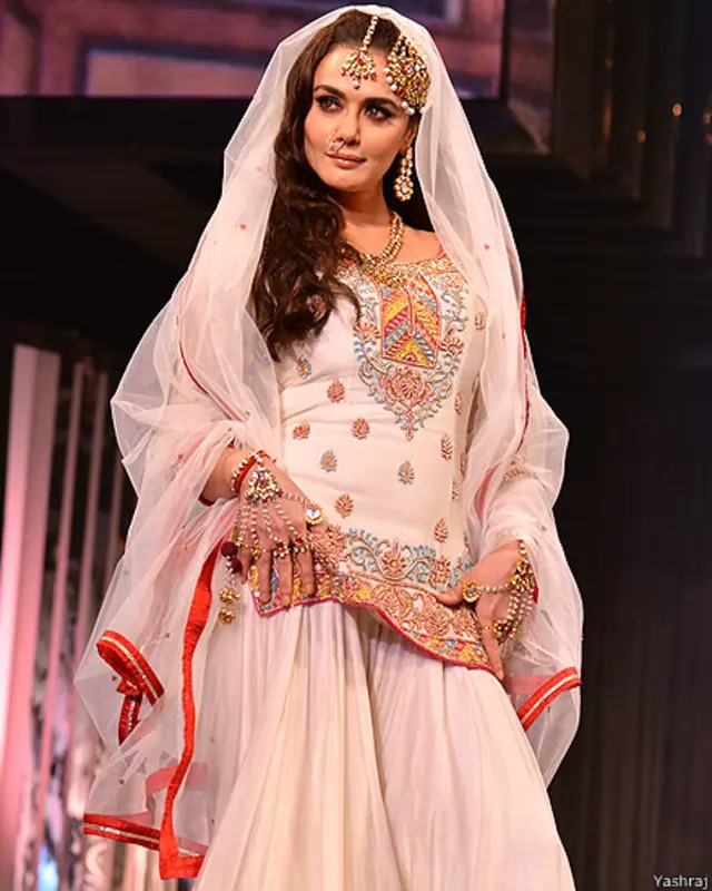 پریٹی زنٹا مشہور فلم ’ویر زارا‘ کے گانے ’تیرے لیے ہم ہیں جیے‘ پر پرفارم کرتے ہوئے ریمپ پر آئیں۔