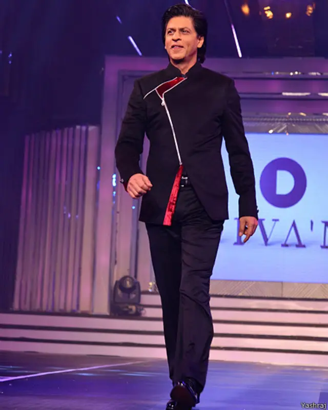 یش راج فلمز کے اس فیشن شو کے بعد شاہ رخ نے ٹوئٹر پر لکھا: ’22 سال تک سکرین پر جن اداکاراؤں کے ساتھ کام کیا، ان کے ساتھ آج ریمپ پر چلنے کے بعد بےحد خوش ہوں۔ کچھ کچھ جذباتی بھی۔‘