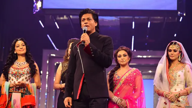 اداکار شاہ رخ خان یش چوپڑہ کے ساتھ اپنے پرانے دنوں کو یاد کرتے ہوئے جذباتی ہو گئے۔