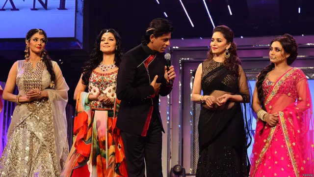 شاہ رخ خان نے ’جب تک ہے جان‘ گا کر سنایا اور تب ریمپ پر ان کے ساتھ یش چوپڑا کی نو ہیروئنیں تھیں۔