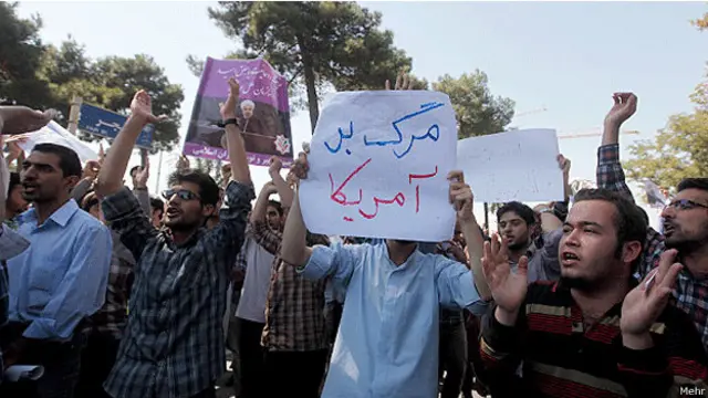 در مقابل گروهی از مخالفان مذاکره ایران و آمریکا نیز در فرودگاه حضور داشتند