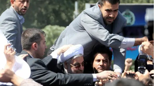 حتی یکی از مخالفان به سوی او کفش پرتاب کرد.